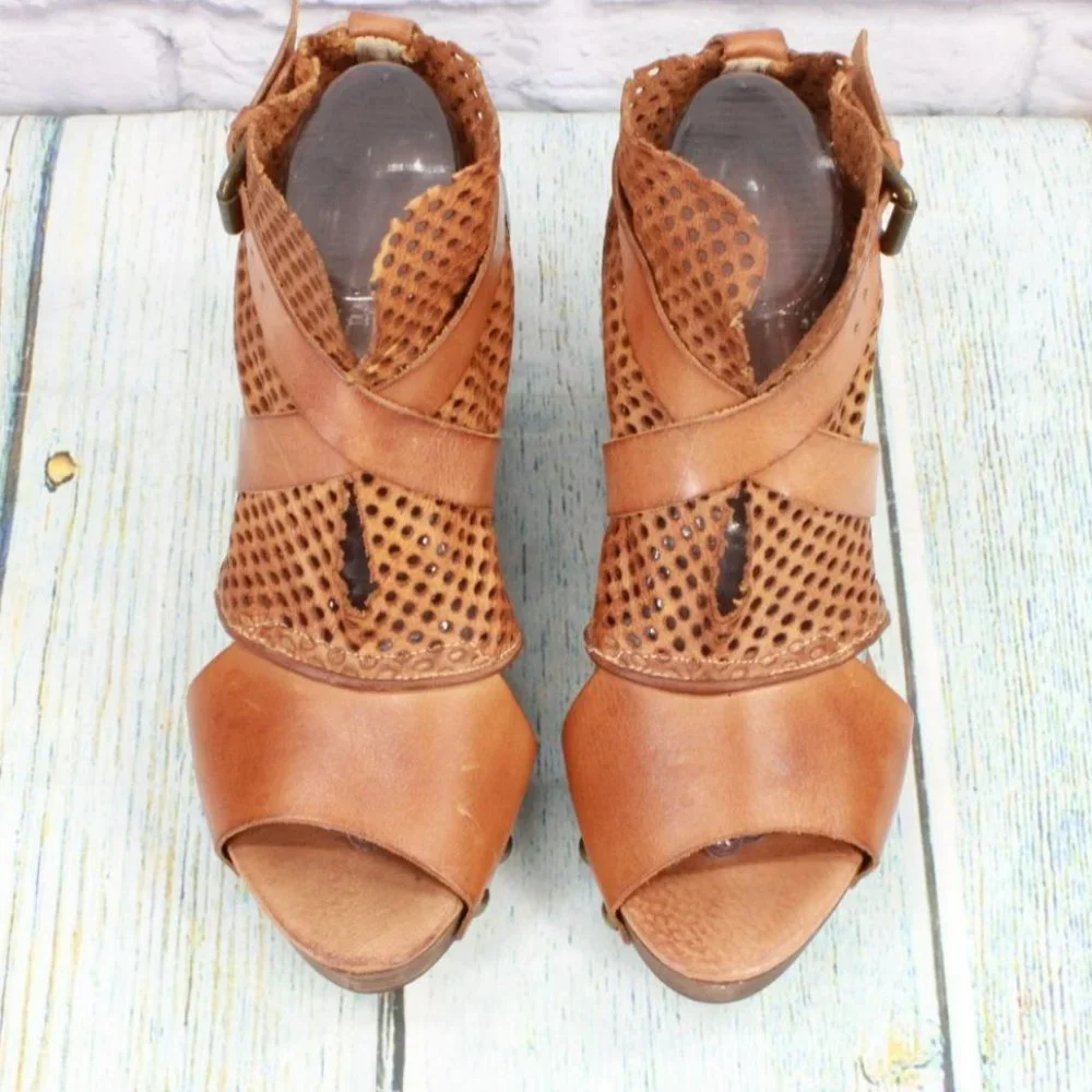 *Unbranded Brown Leather Slip On Perforated Casual Heeled Sandals Size - Picture 5 of 9